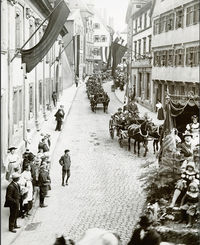 Festzug in der Deutschhofstraße; 1900
(Stadtarchiv Heilbronn)