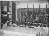 Flaschenabfüllung bei der Konsumgenossenschaft; 1930er Jahre
(Stadtarchiv Heilbronn)