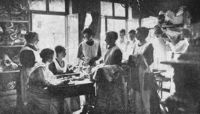 Elly Heuss-Knapp (ganz links) und Heilbronner Soldatenfrauen in der Arbeitsbeschaffungsstelle des Roten Kreuzes; 1914
(Stadtarchiv Heilbronn)