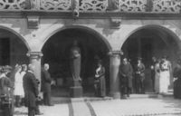 Einweihung der Eisenhart-Figur unter der Rathaus-Freitreppe durch Königin Charlotte von Württemberg; 12. Mai 1915
(Stadtarchiv Heilbronn)