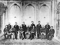 Wilhelm Maybach und Gottlieb Daimler im Kreis der Geschäftsführung der Gasmotorenfabrik Deutz; 1882
