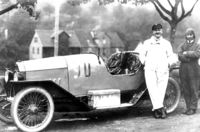 Der Mann hinter Falcon, Gottlieb Hartlieb, kaufmännischer Direktor, Gesellschafter und Rennfahrer, mit einem Falcon CA 6; Anfang der 1920er Jahre
(Stadtarchiv Heilbronn)