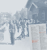 Im Hintergrund: Hochzeit 1934
(Entwurf Burkard Pfeifroth, Reutlingen)