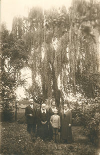 Karl und Marie Hildenbrand (außen) mit Gästen in ihrem Garten auf der Fleiner Höhe; um 1940
(Stadtarchiv Heilbronn)