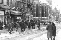 Französische Kriegsgefangene räumen in der Kaiserstraße Schnee; Winter 1940/41
(Stadtarchiv Heilbronn)